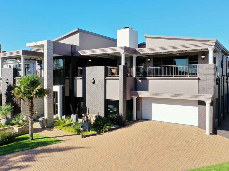 Double-Storey Luxury Masterpiece in Ebotse Golf & Country Estate - Photo 2