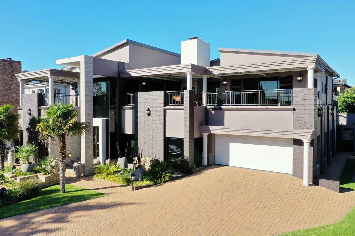 Double-Storey Luxury Masterpiece in Ebotse Golf & Country Estate - Photo 2