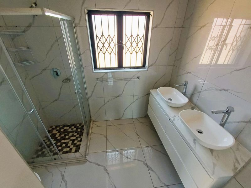 FOR RENT  | Kloof / Wybank  |  Bachelor Apartment - Photo 8