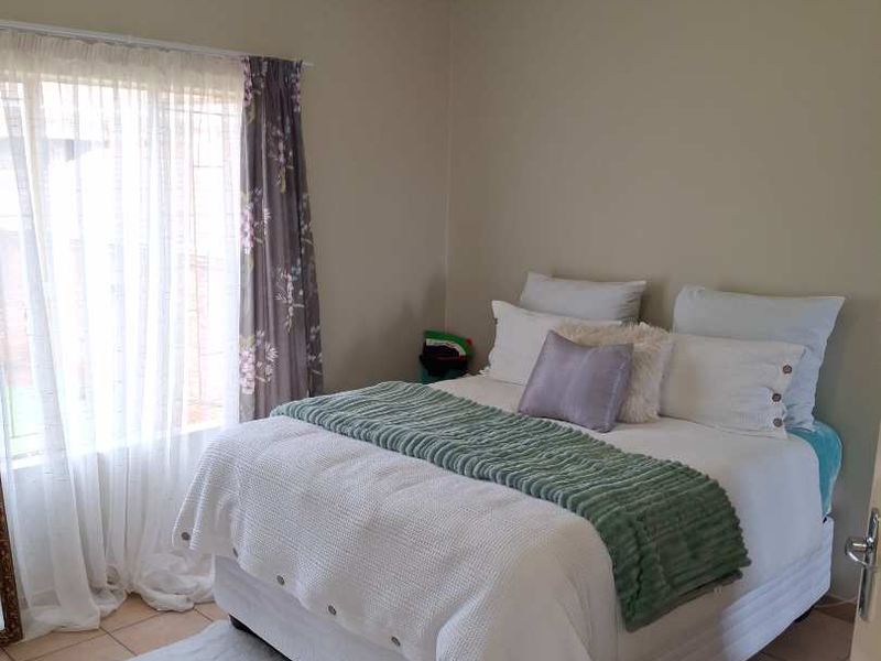 Spacious, Modern 2 Bedroom, 2 Bathroom Apartment with a Single Garage close to Gautrain station!  Great Investment! - Photo 3