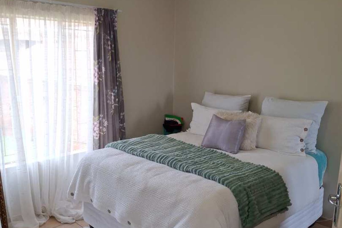 Spacious, Modern 2 Bedroom, 2 Bathroom Apartment with a Single Garage close to Gautrain station!  Great Investment! - Photo 3
