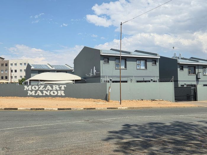 Property #2563602, Townhouse For Sale in Windhoek West