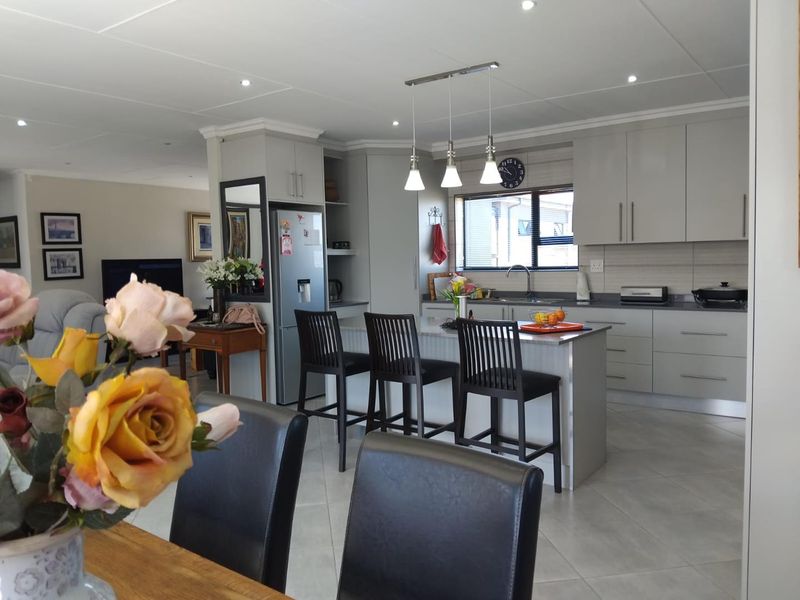 Elegant Living in a Modern Two-Bedroom House in Reebok on the Garden Route - Photo 10