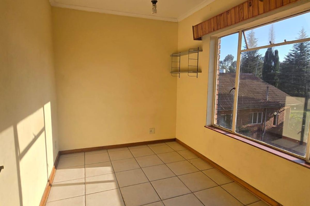 Spacious 2-Bedroom Garden Cottage in a Tranquil Setting - Photo 5