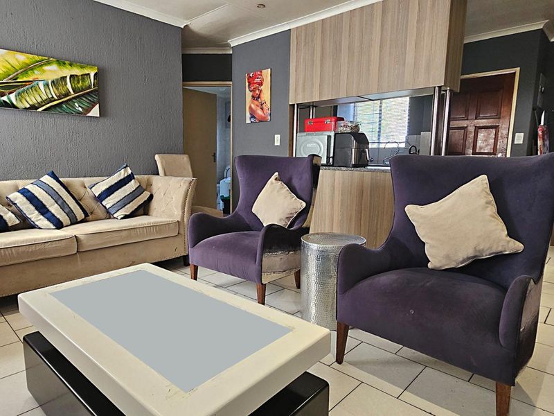 Spacious Three-Bedroom Unit Close to Everything in Radiokop - Photo 1