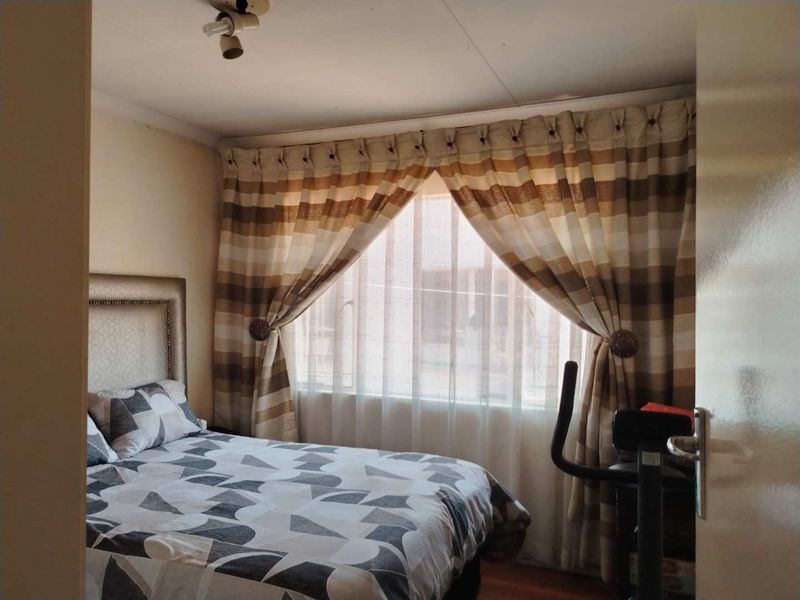 A SPACIOUS TOWNHOUSE - Photo 7