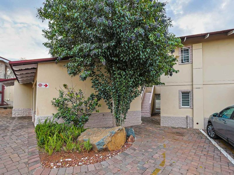 3 Bedroom Townhouse in Secure Faerie Glen Complex - Photo 2
