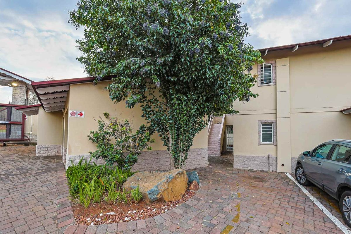 3 Bedroom Townhouse in Secure Faerie Glen Complex - Photo 2