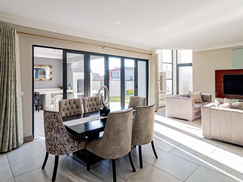 Exquisite Contemporary Home for Sale - Photo 6