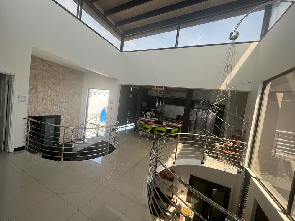 Vast and luxurious open space on first floor