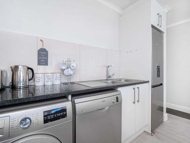 Luxury Two-Bedroom Apartment with Prime Location - Photo 8