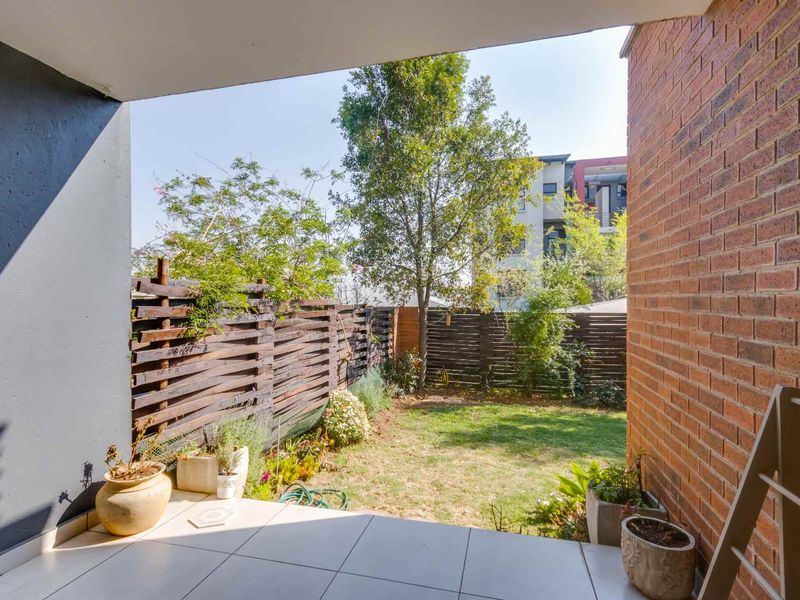 Modern 3 Bedroom Executive Garden Apartment - Photo 3