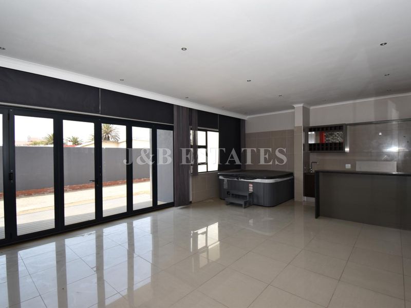 Large Modern Home - Photo 9