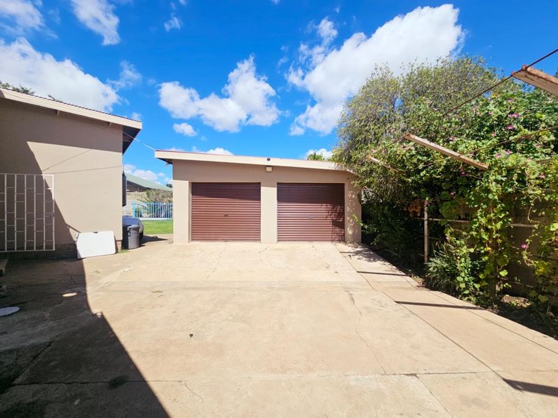 "Discover Comfort: 4 Beds, Pool, Braai, & More!" - Photo 2