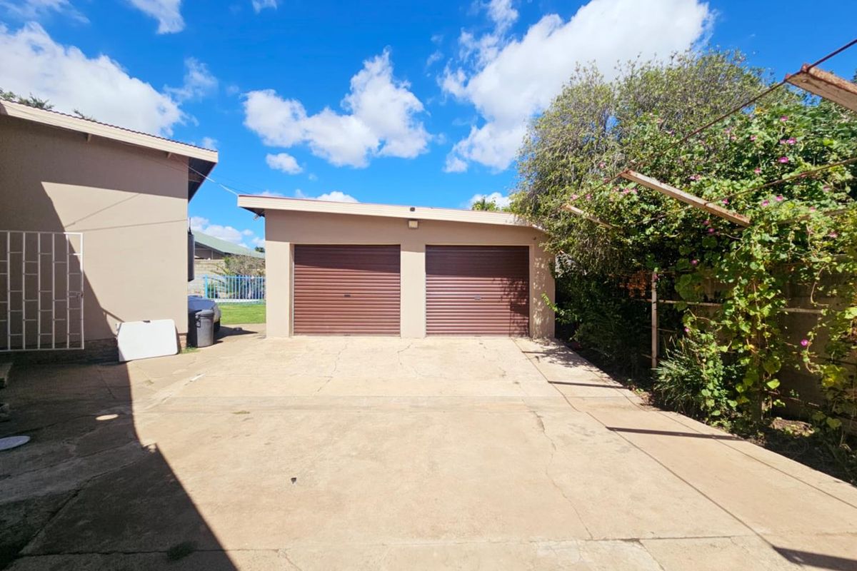 "Discover Comfort: 4 Beds, Pool, Braai, & More!" - Photo 2