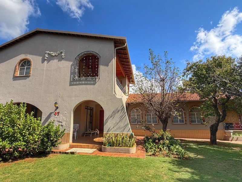 Luxury Living: Five-Bedroom Haven with Pool & Wine Cellar! - Photo 5