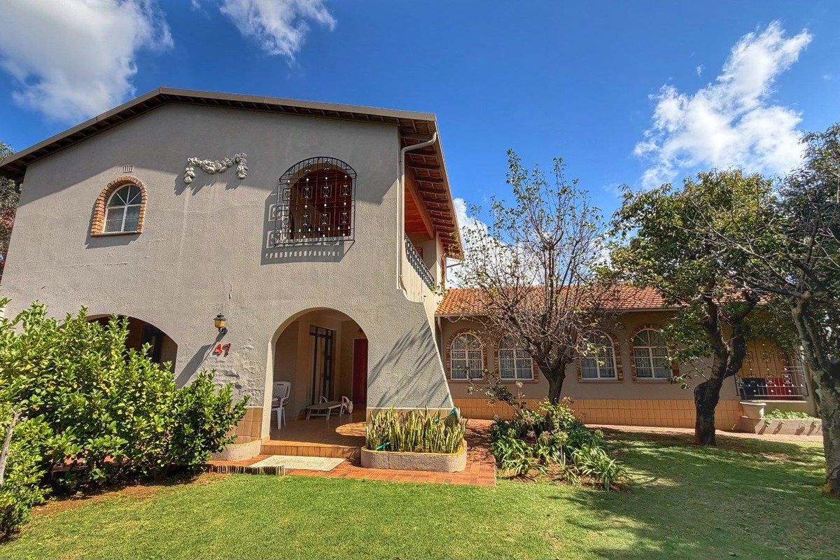 Luxury Living: Five-Bedroom Haven with Pool & Wine Cellar! - Photo 5