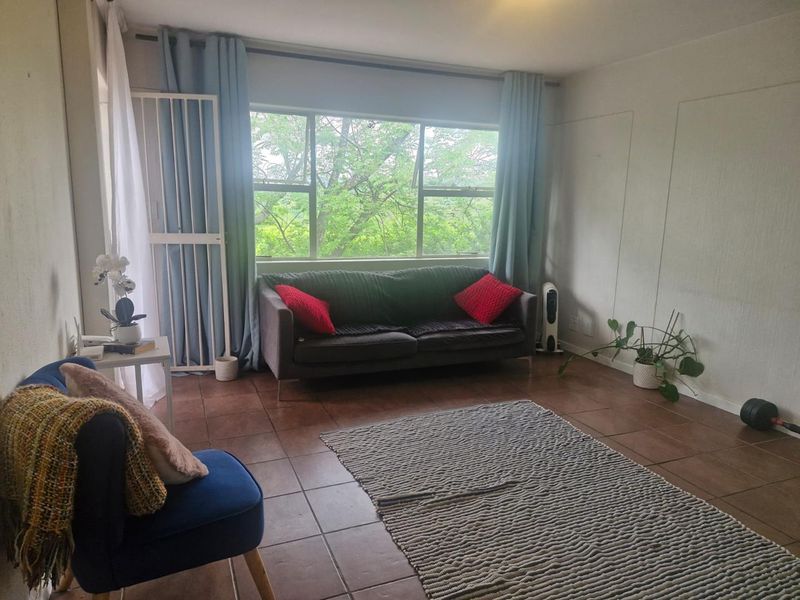 Spacious 1 Bedroom Top floor apartment in secure complex - Photo 3