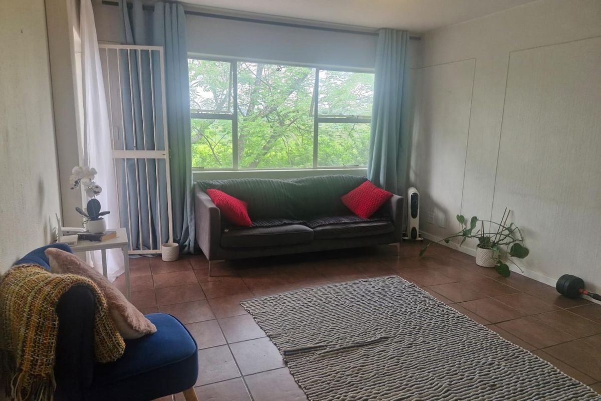 Spacious 1 Bedroom Top floor apartment in secure complex - Photo 3