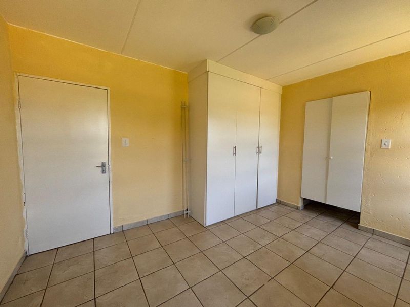 Bright & Beautiful 2-Bedroom, 2-Bathroom Apartment with Balcony - Photo 10