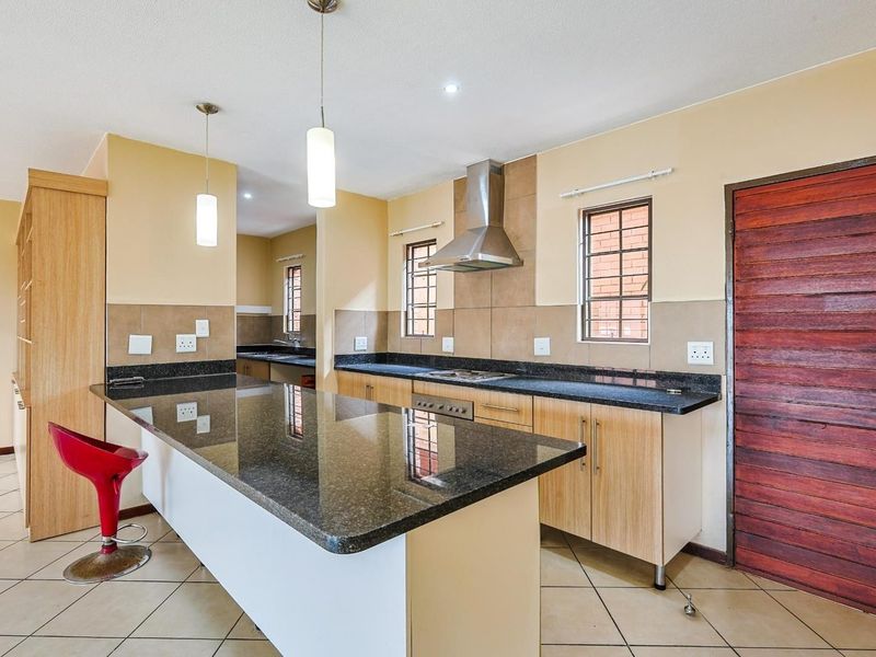 Energy-Efficient 4 Bedroom Corner Unit in Mooikloof Ridge Estate - Photo 6