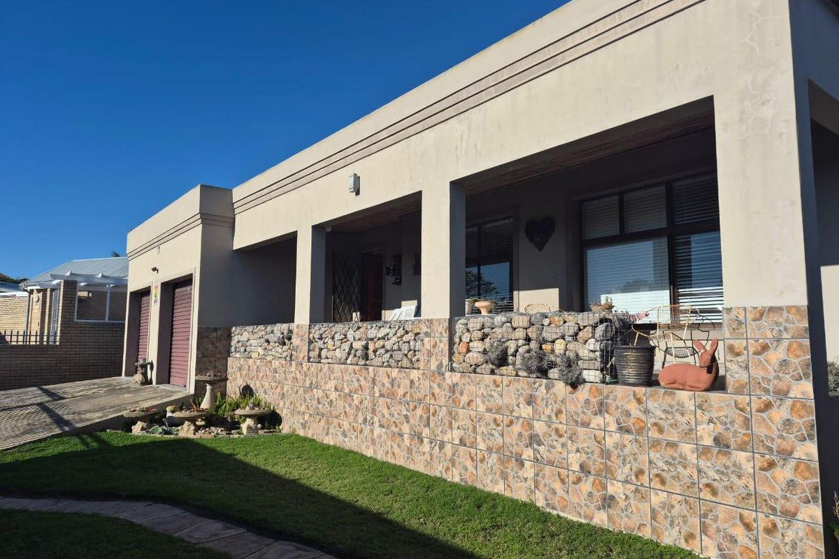 Lovely 3 bedroom home for sale in Reebok, Groot Brak River - Photo 2