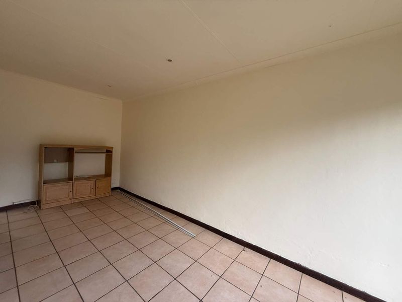 Charming Garden Cottage To Let in Discovery, Roodepoort - Photo 9