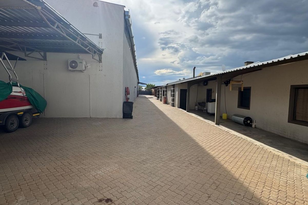 Large Industrial Property for Sale - Photo 4