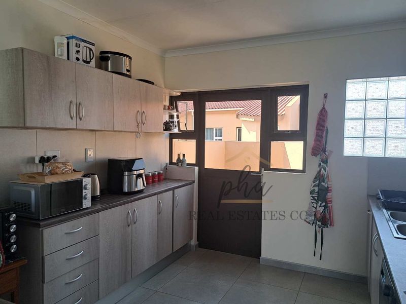 Modern, very neat 2 bedr Townhouse with spacious courtyard for sale in Walvis Bay - Photo 5