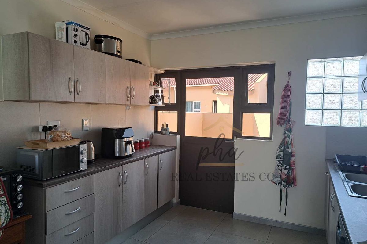Modern, very neat 2 bedr Townhouse with spacious courtyard for sale in Walvis Bay - Photo 5