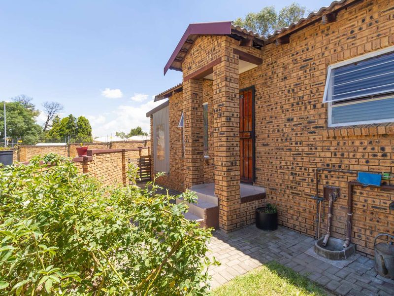 Stunning Corner Stand Townhouse: Largest Garden in a well maintained pet friendly Complex! - Photo 3