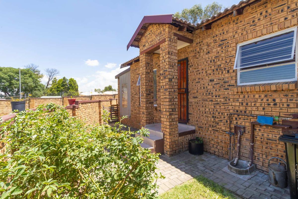 Stunning Corner Stand Townhouse: Largest Garden in a well maintained pet friendly Complex! - Photo 3