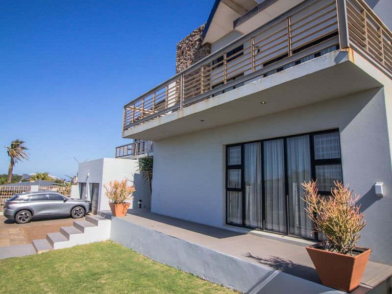 "Wake up every day to breathtaking sea views in this Gonubie masterpiece!" - Photo 5