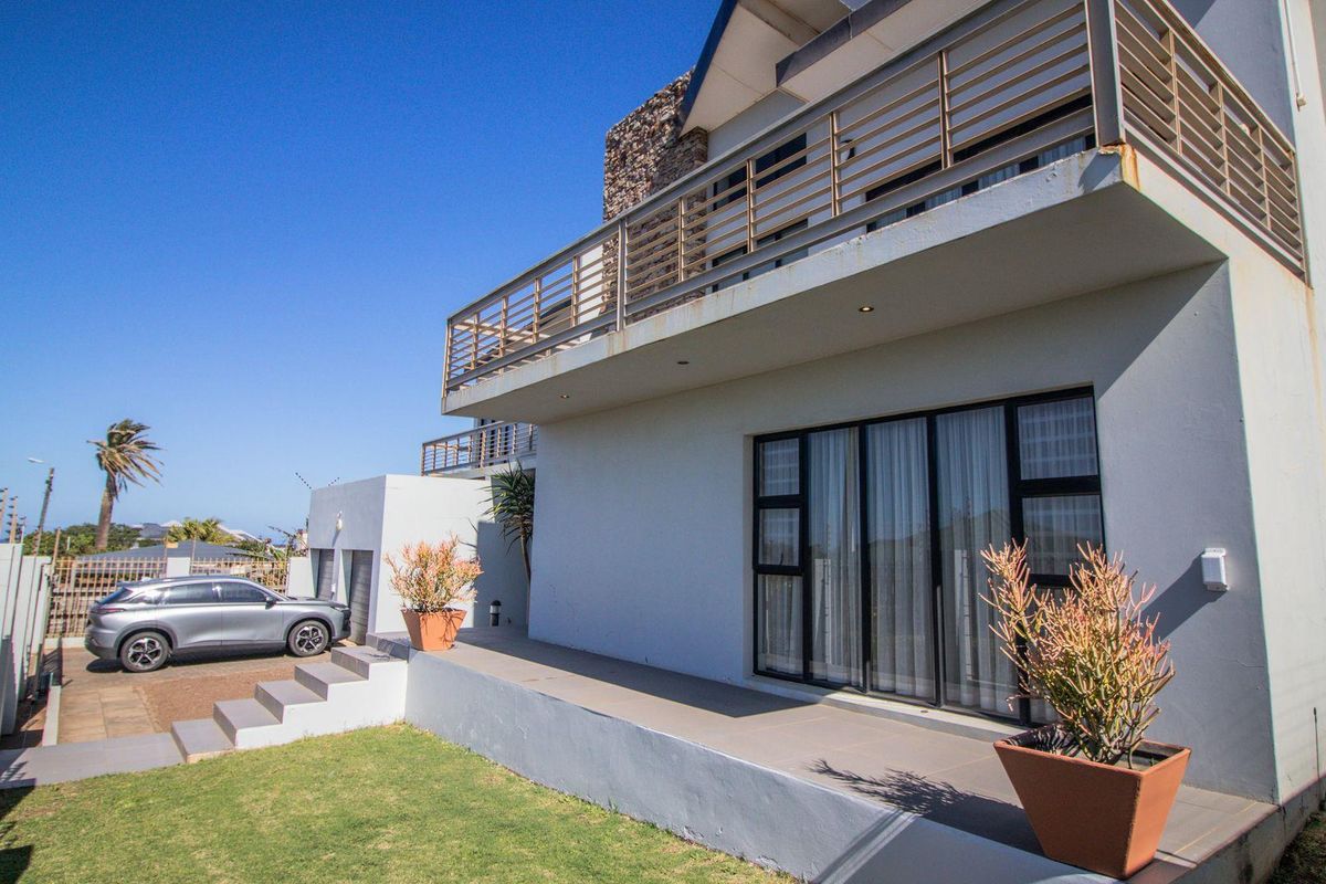 "Wake up every day to breathtaking sea views in this Gonubie masterpiece!" - Photo 5