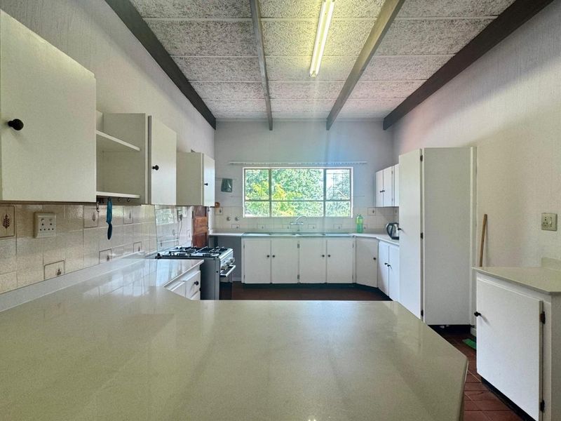 Spacious 4–6 Bedroom Family Home with Separate Office in Faerie Glen - Photo 4