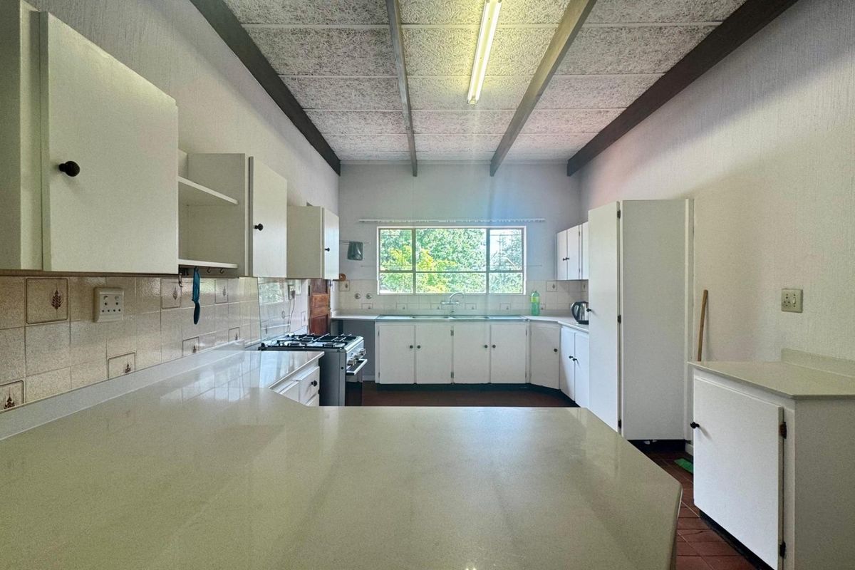 Spacious 4–6 Bedroom Family Home with Separate Office in Faerie Glen - Photo 4