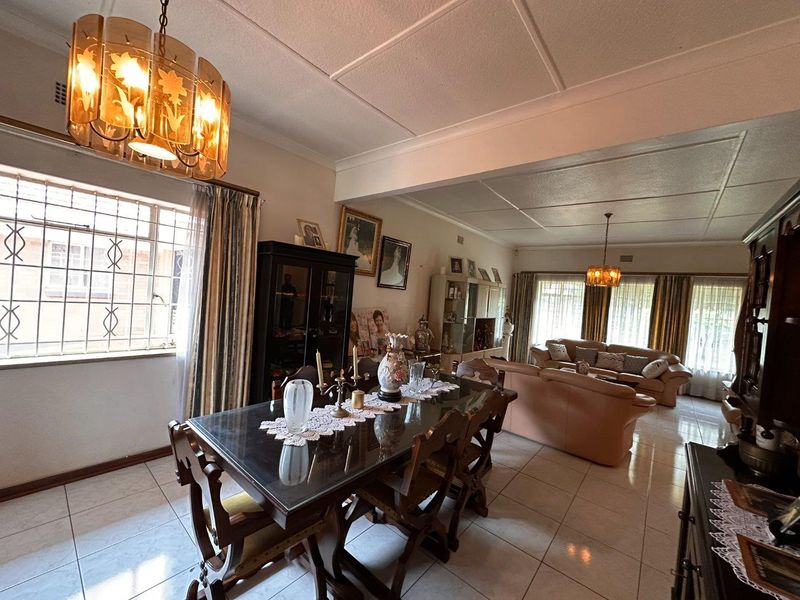 Spacious Family Home on a 1 685m2 Stand – Walking Distance from Florida Hoërskool - Photo 10