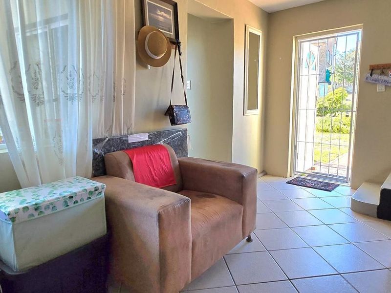 Spacious Coastal Retreat with Sea Views, Enclosed Garden, Pool &amp; Ideal Family - Friendly Living Spaces - Photo 8