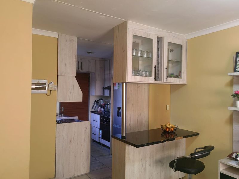 Clayville R 950 000- A Beautiful Family Home , a real gem! - Photo 9