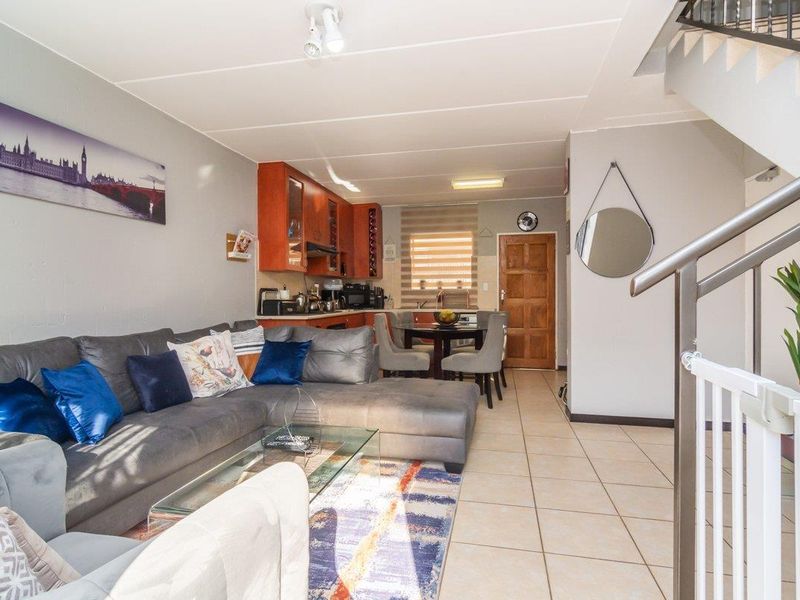 Modern 3-bedroom duplex townhouse with scenic balcony views - Photo 2