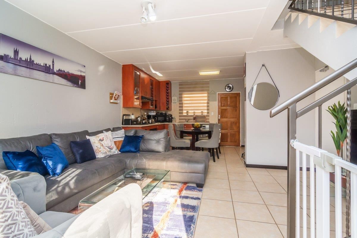 Modern 3-bedroom duplex townhouse with scenic balcony views - Photo 2
