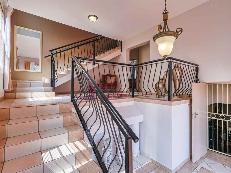 The Perfect Family Home: Space, Views & Dual Living in Faerie Glen - Photo 5