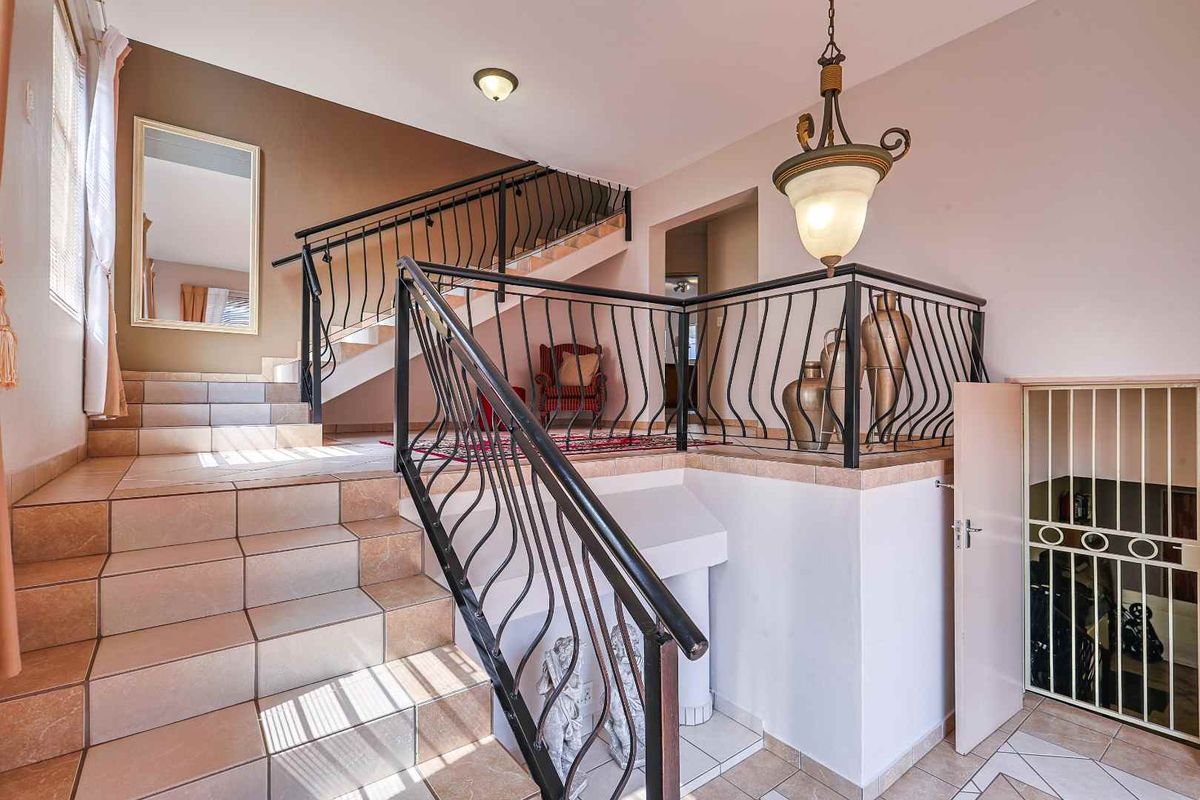 The Perfect Family Home: Space, Views & Dual Living in Faerie Glen - Photo 5