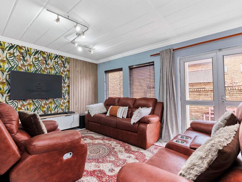 Executive Living or Family Haven: Your Ferndale Dream Townhouse Awaits! - Photo 7