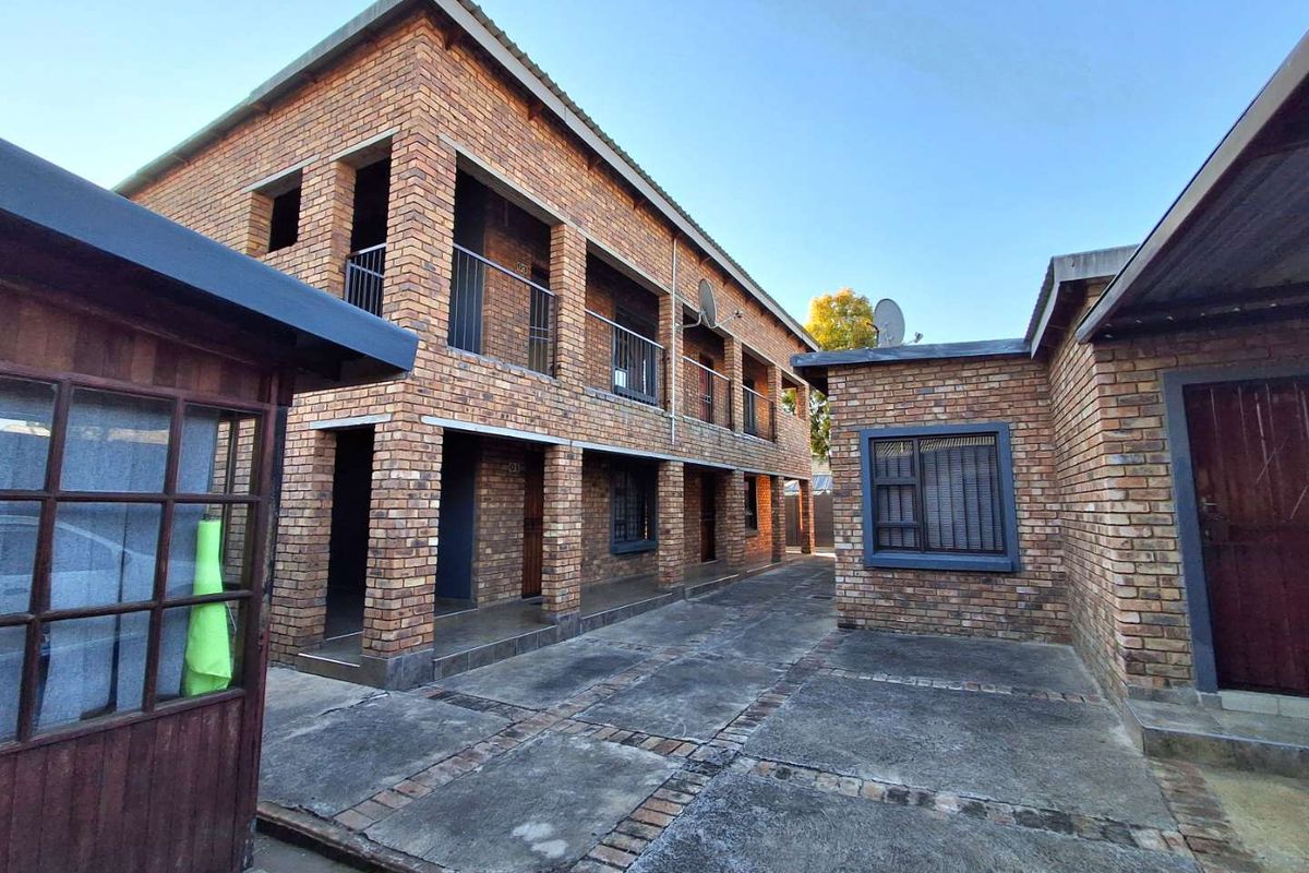 Three bedrooms house with an extra income of R31 000 for sale in Silverton - Photo 2