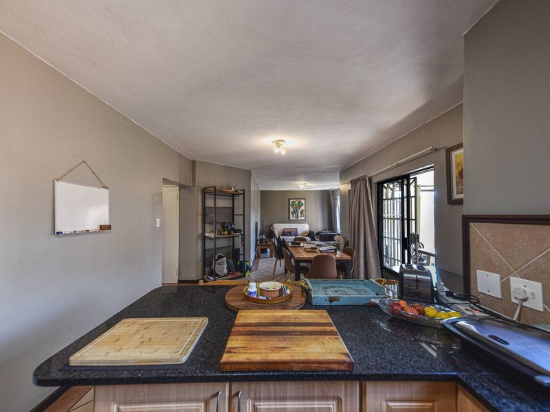 Neat, large three bedroom townhouse in security complex - Moreleta Park - Photo 10
