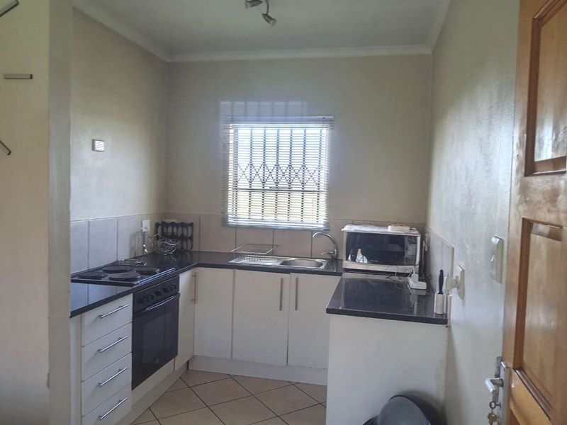 THREE BEDROOM TOWNHOUSE FOR SALE IN DAWN PARK - Photo 2