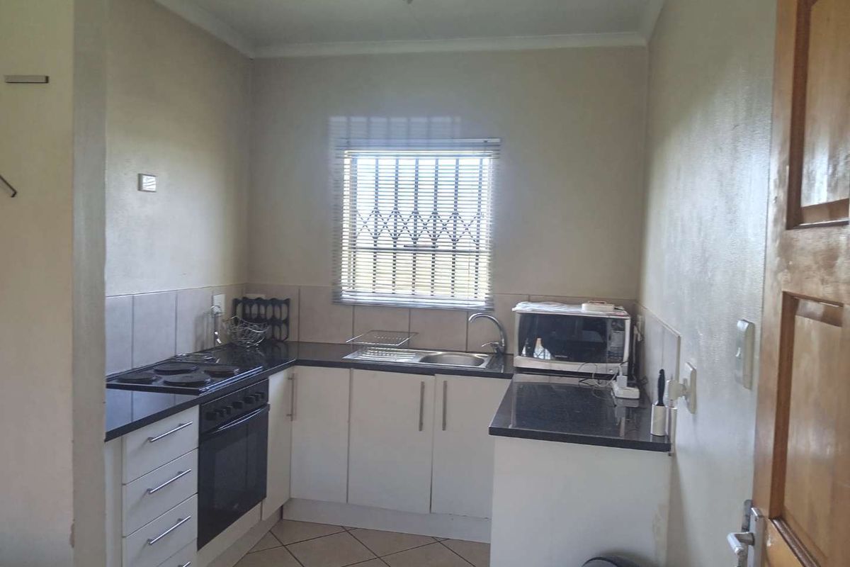 THREE BEDROOM TOWNHOUSE FOR SALE IN DAWN PARK - Photo 2