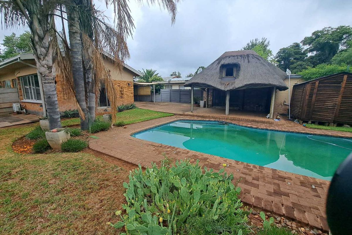 Perfect Family Home with Bonus Flatlet and Income Potential! - Photo 4