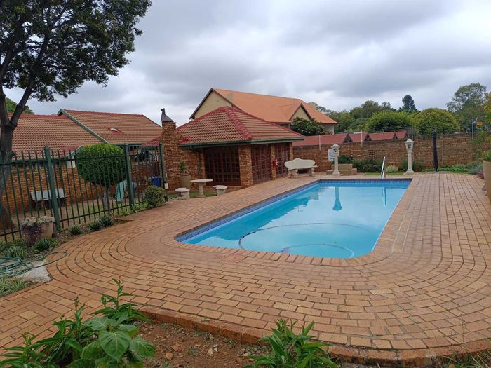 Property #2486129, Townhouse For Sale in Clubview